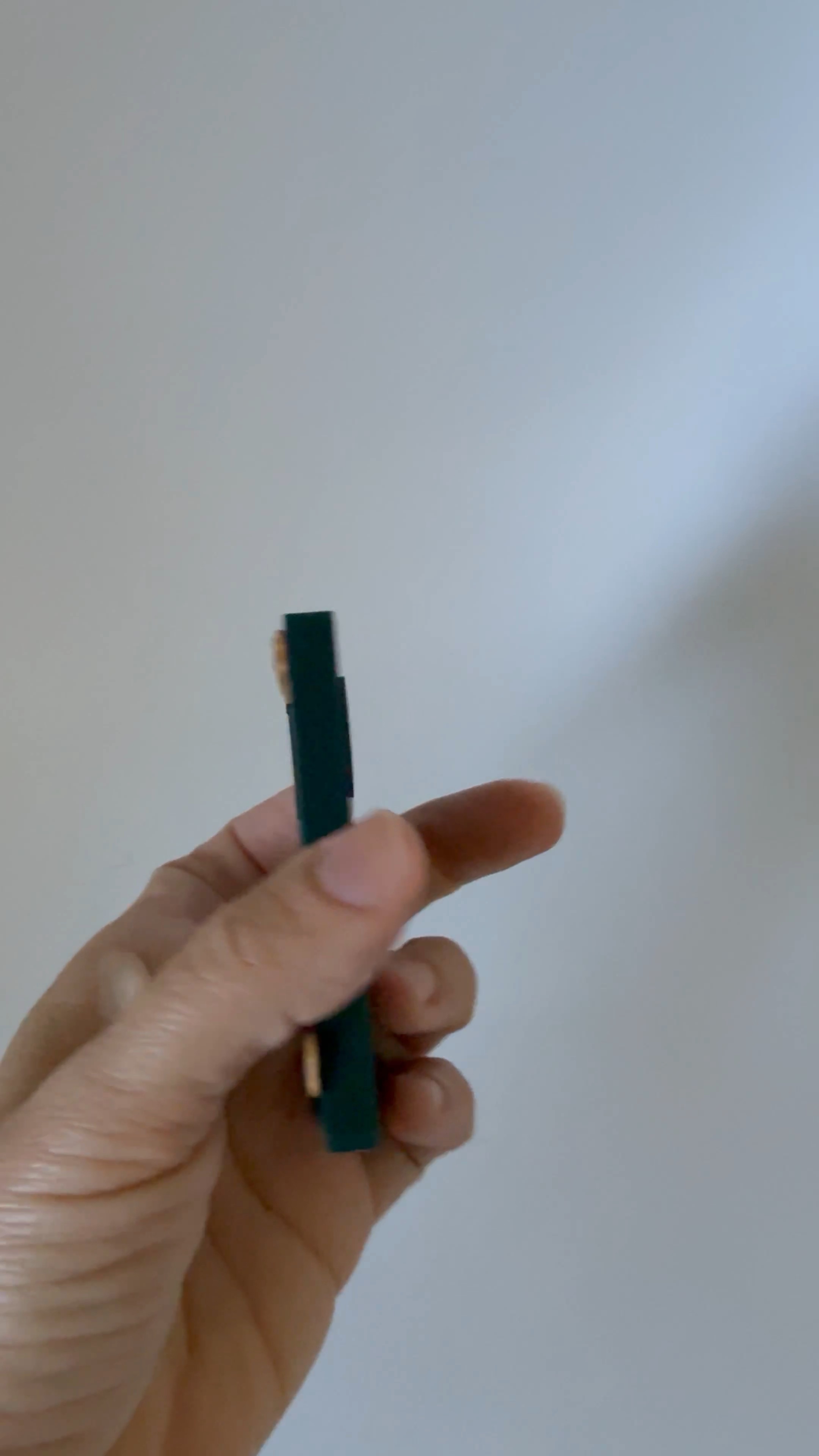 Magnetic photo frame video thumbnail